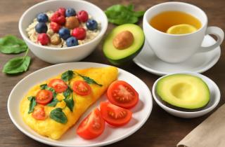 Белковый завтрак снижает висцеральный жир после 40 — диетологи