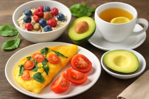 Белковый завтрак снижает висцеральный жир после 40 — диетологи