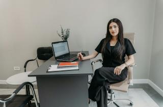 Для одежды черного цвета важно выбирать только качественные ткани — стилисты