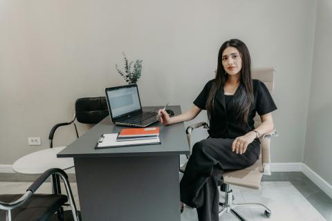 Для одежды черного цвета важно выбирать только качественные ткани — стилисты