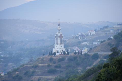 В Крыму на утёсе между Алуштой и Судаком стоит храм-маяк Святого Николая В Крыму на утёсе между Алуштой и Судаком стоит храм-маяк Святого Николая