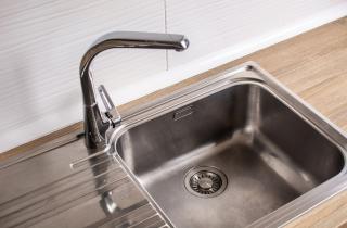 Сантехники посоветовали при выборе кухонного смесителя обратить внимание на вес, высоту и материал