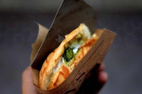 Медленная жарка лука делает вкус начинки сэндвиича более цельным — Tasting Table