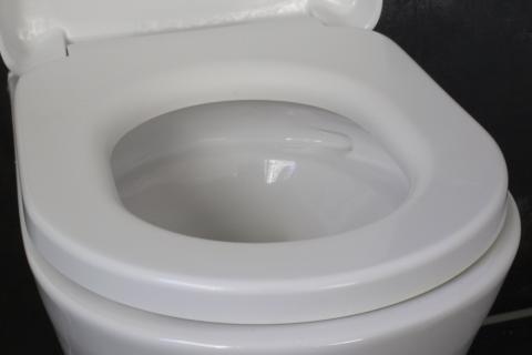 Как отмыть жёлтый налёт в унитазе: работает ли сода, уксус и бытовая химия