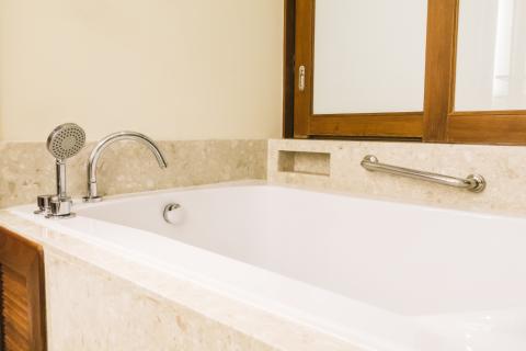 Дизайнеры отказались от стерильного белого в ванных в 2026 году — Homes & Gardens