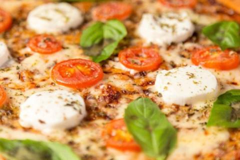 Пицца дома получается “как из столовой” из-за одной привычки — и это не рецепт