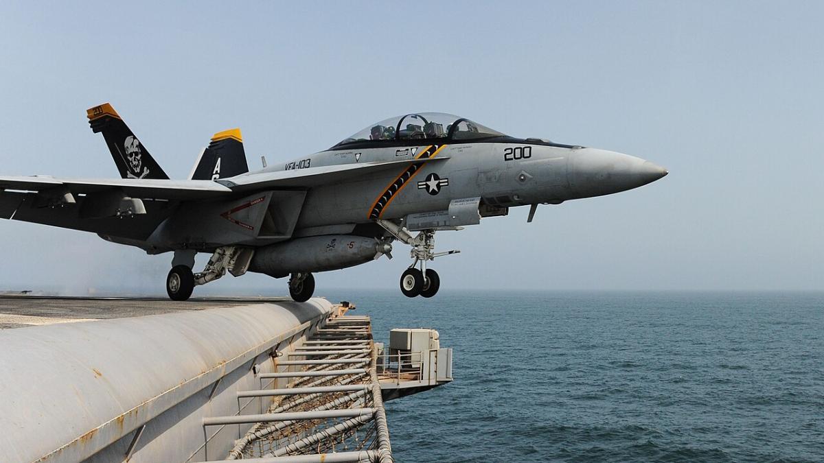 Палубный истребитель США F-18 Палубный истребитель США F-18