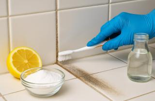 Специалисты рекомендуют очищать межплиточные швы мыльным раствором с лимонной кислотой