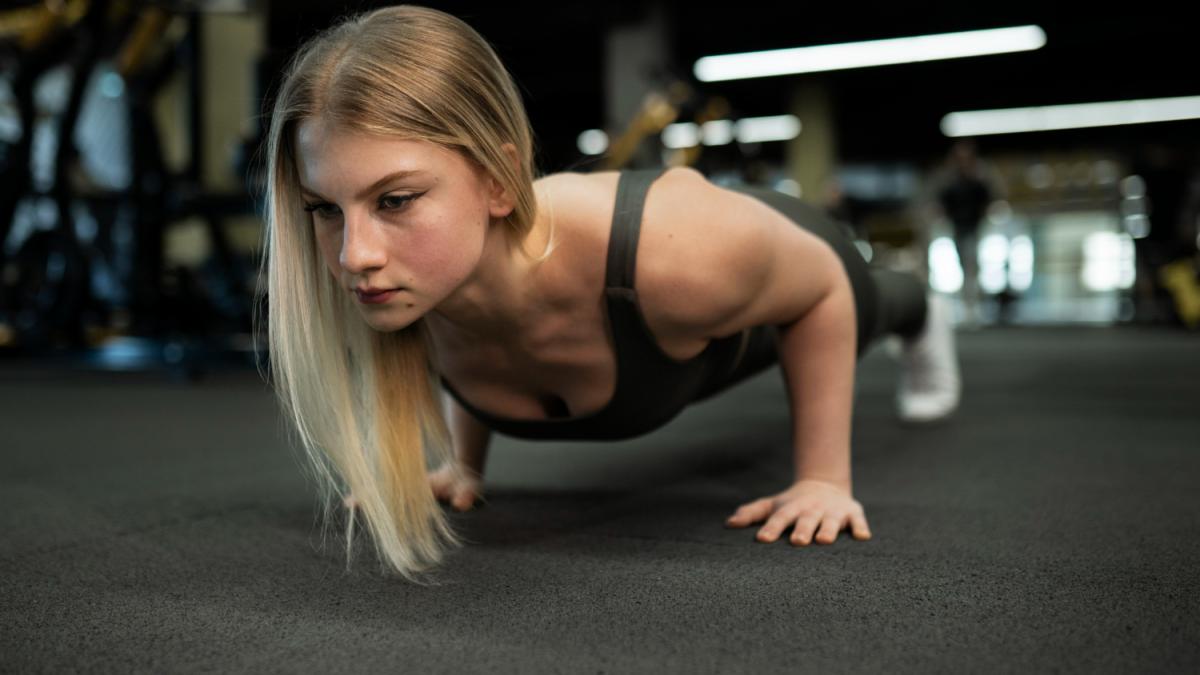 Девушка отжимается