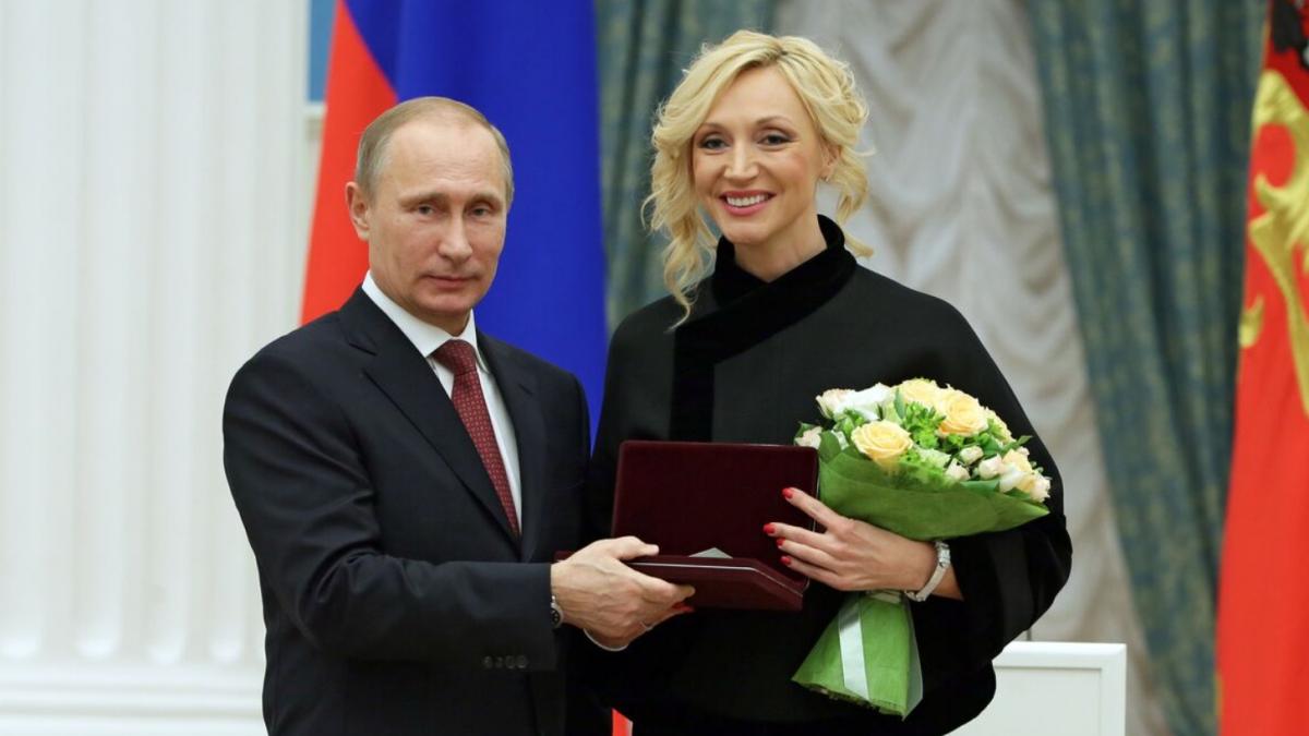Путин вручает награду Орбакайте Путин вручает награду Орбакайте