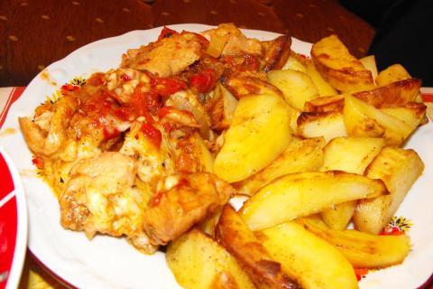 Курица с картофелем в сметане в духовке сохраняет сочность мяса и образует аппетитную корочку