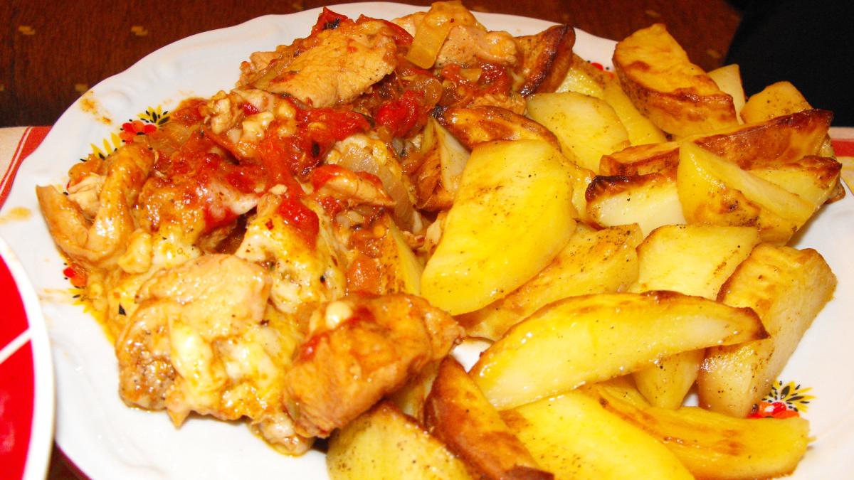 Куриное филе с помидорами и сыром