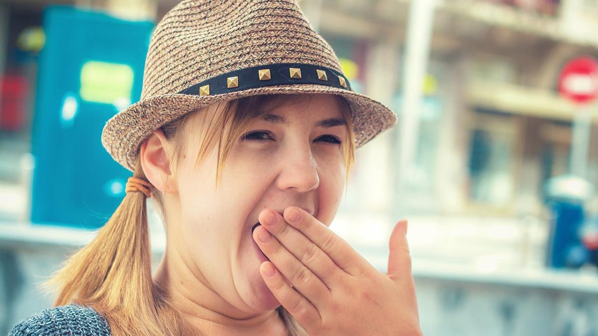 Зевающая девушка