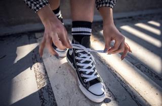 Как спортивная обувь меняет стиль: новый взгляд на сочетание кроссовок и юбок в уличной моде 2026 года