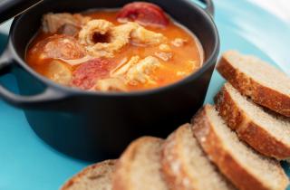 Томаш Стерницкий варит домашний суп на площадке в чугунном котле — EatingWell