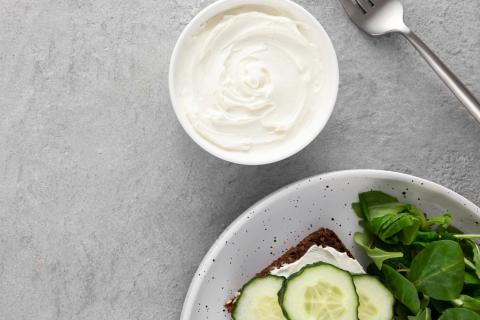 Всегда беру сметану вместо майонеза — а зря: вот в чём оказался подвох