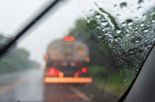 Включение рециркуляции воздуха усиливает запотевание стёкол в автомобиле