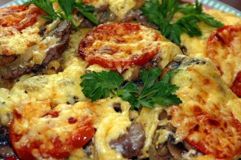 Приготовление свинины с грибами и сыром в духовке