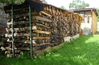 Защита опор битумом продлила срок службы дровницы по данным плотников