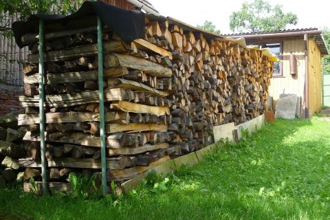 Защита опор битумом продлила срок службы дровницы по данным плотников