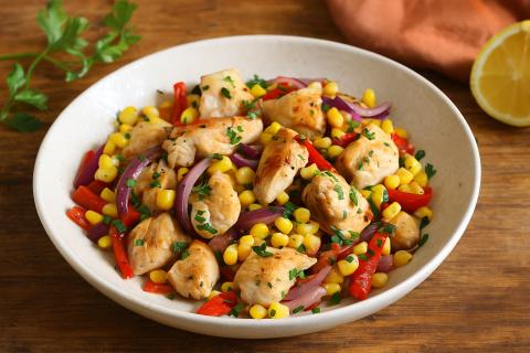 Тёплый салат с куриной печенью и яйцом-пашот от кулинарного эксперта готовится за 15 минут