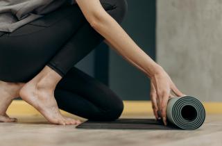 Упражнения на коврике улучшили гибкость и сон у женщин — фитнес-эксперты