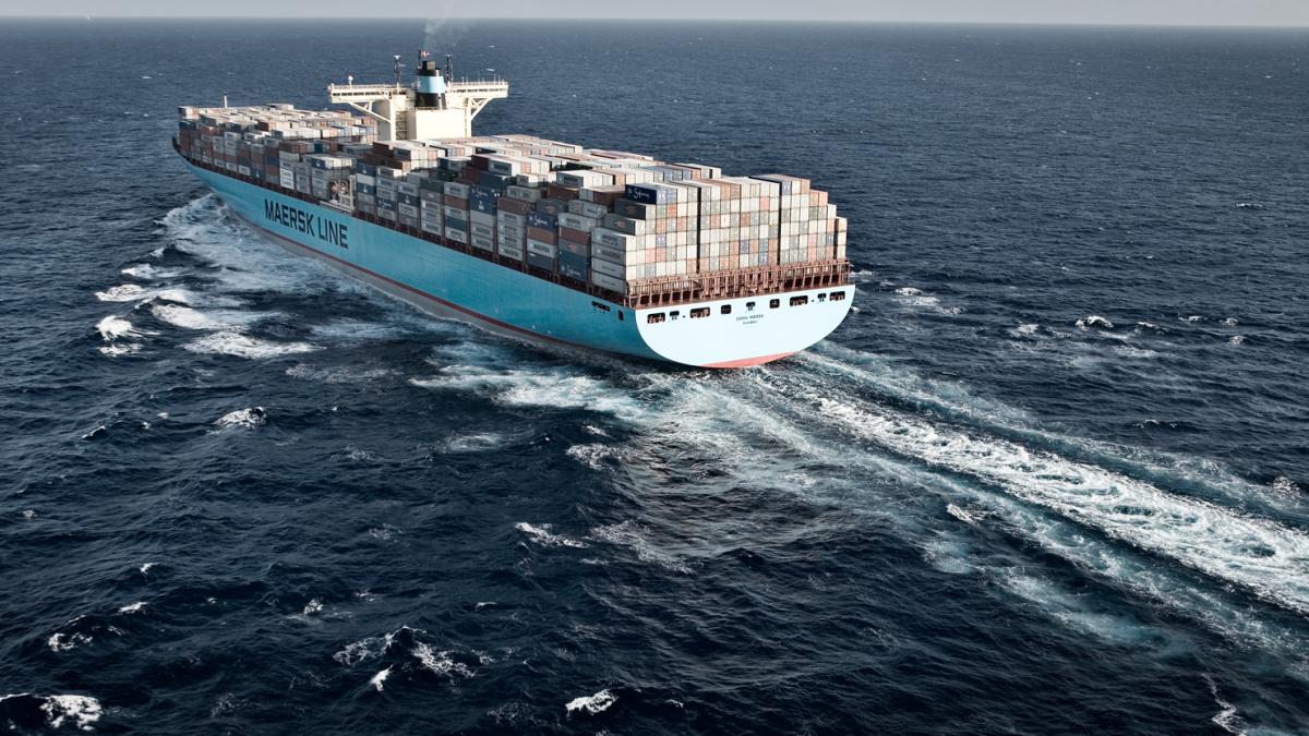 Датское грузовое судно Maersk Line с грузом идёт по морю