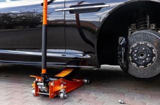 Попытка поднять машину за порог часто приводит к деформации кузова