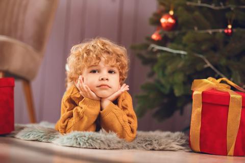 Шумные компании усиливают напряжение у чувствительных детей — психологи