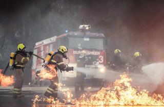 В Махачкале загорелась кровля мебельного цеха площадью 400 м² — МЧС Дагестана