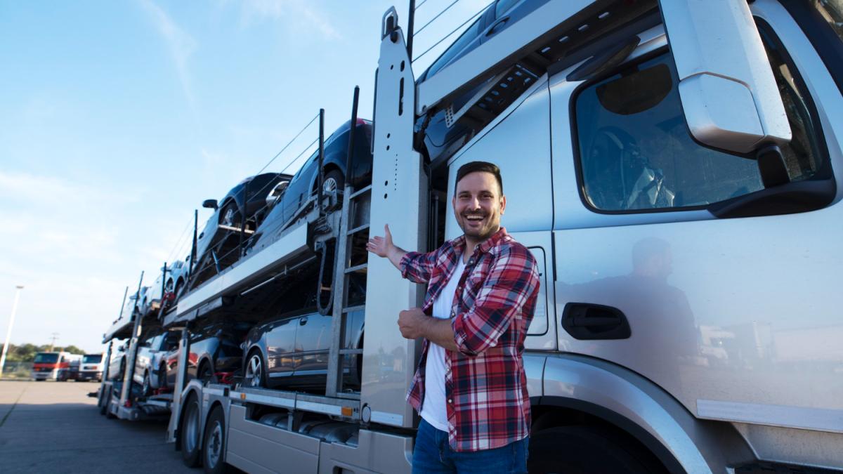 Мужчина стоит рядом с фурой