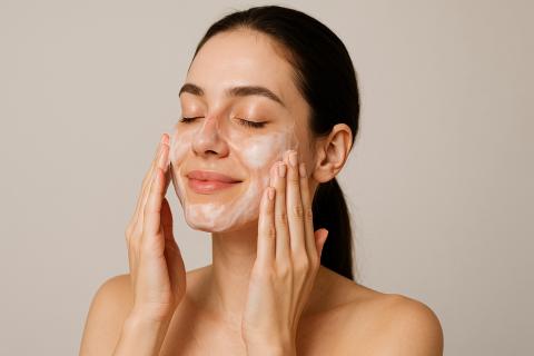 Мягкие пенки снизили раздражение чувствительной кожи, заявляют дермотологи