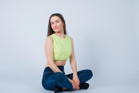 Поза по турецки разгружает поясницу и колени — физиотерапевт Байс