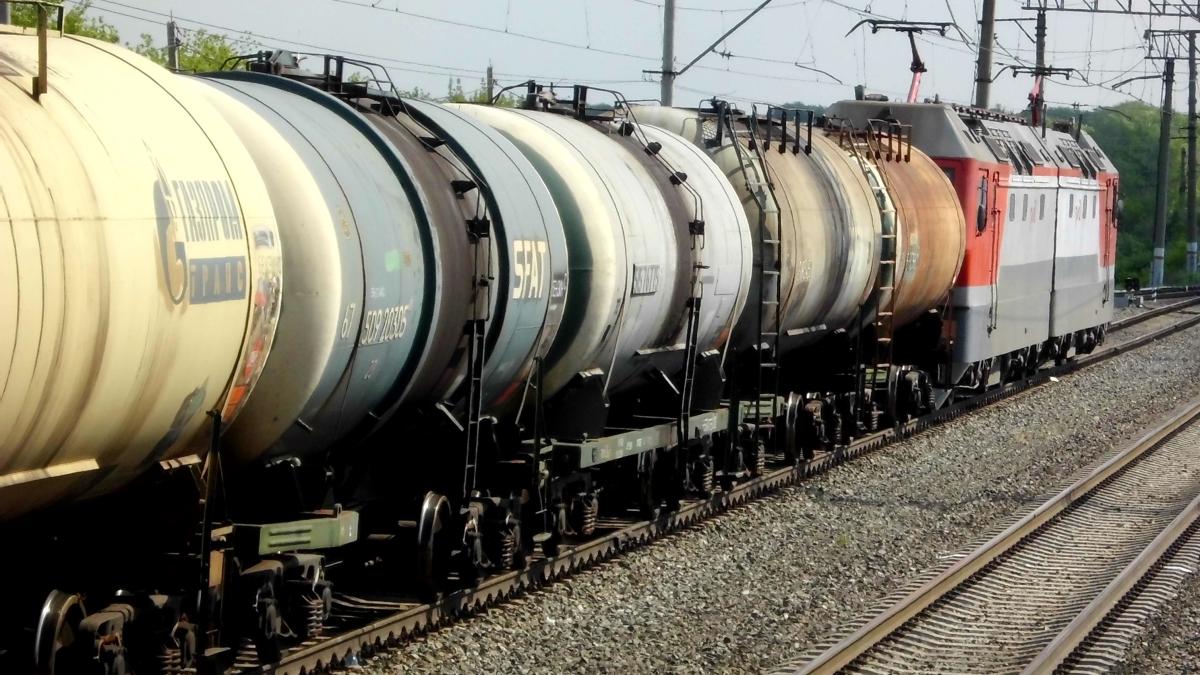 Вагон-цистерна для нефти и светлых нефтепродуктов f005