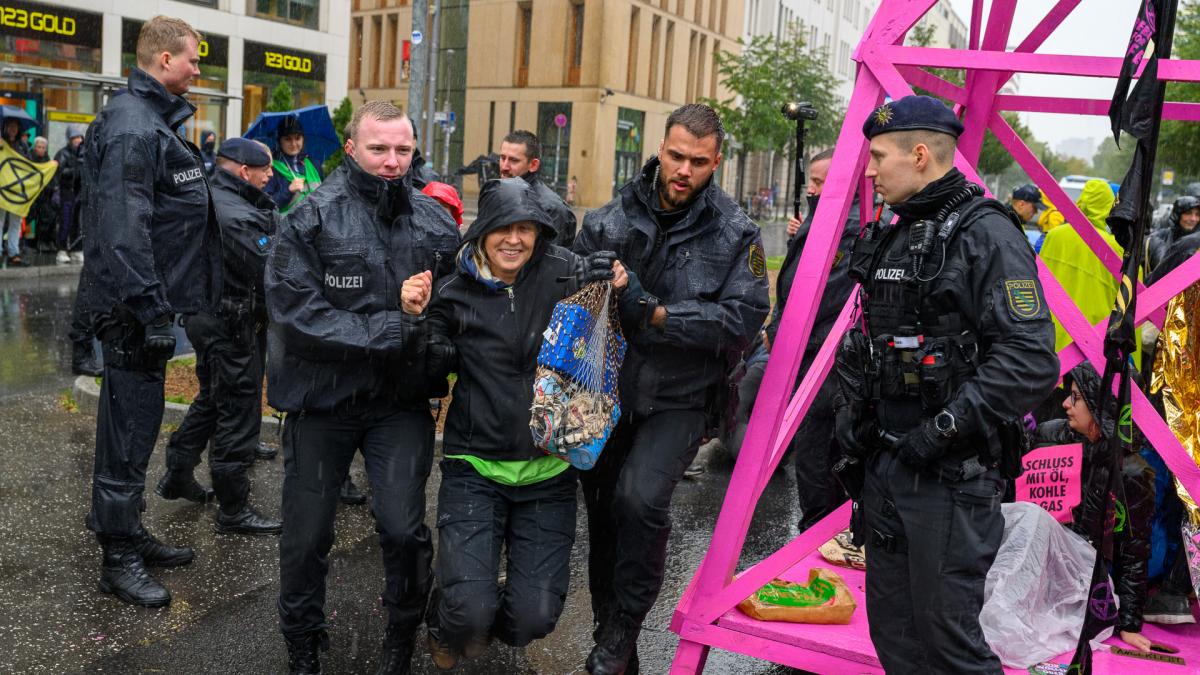 Extinction Rebellion-Aktivist wird von der Polizei weggetragen (52376724914)