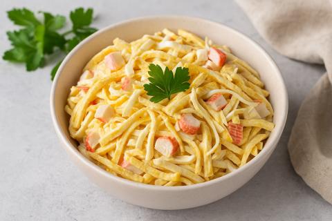 Салат с крабовыми палочками и плавленым сыром получается сытным