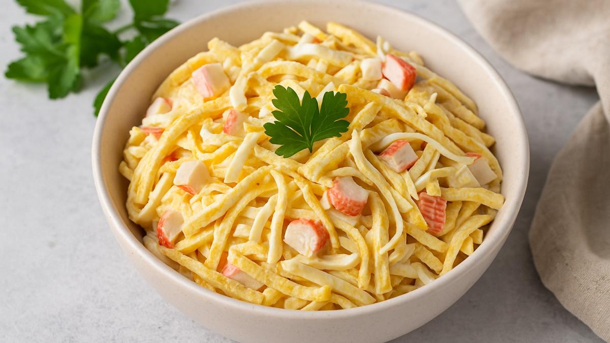Салат с крабовыми палочками и яичными блинчиками