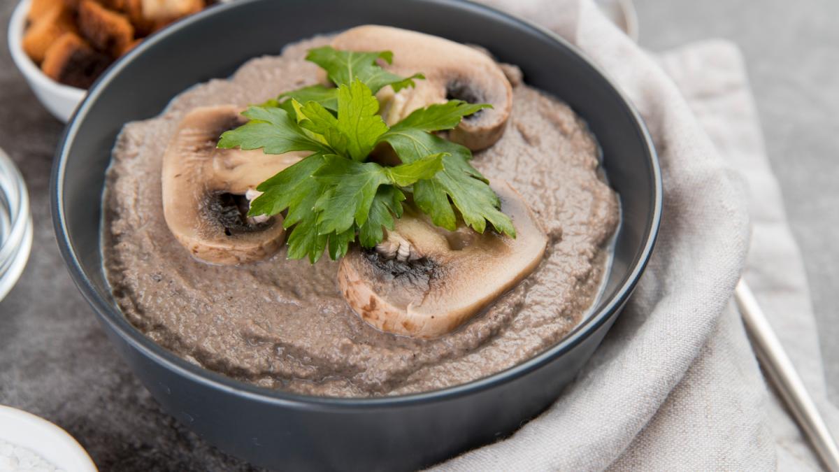 Грибная икра из лисичек с жареным луком и морковью