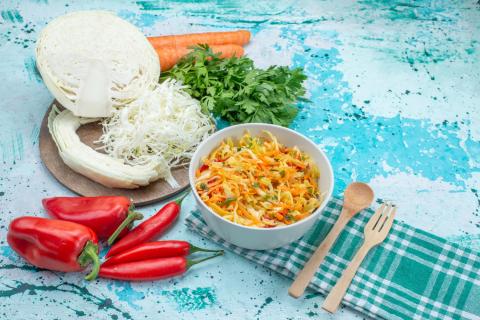 Низкокалорийный салат из капусты и свёклы: пошаговое приготовление