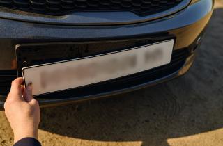 Поставил шторку на госномер “для безопасности” — инспектор доказал умысел за пару минут