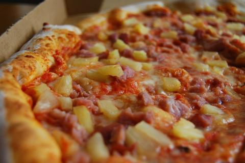 Разогрев пиццы в микроволновке с полотенцем сохраняет вкус и мягкость сыра