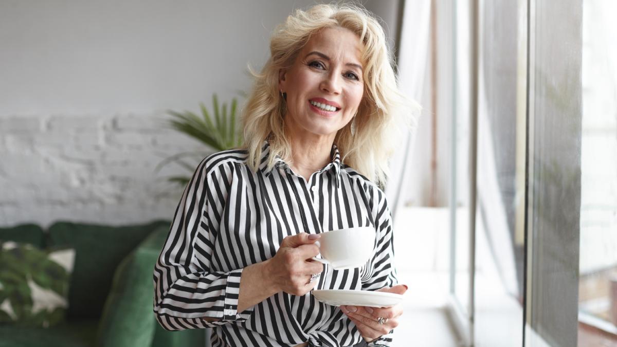 Женщина среднего возраста с макияжем