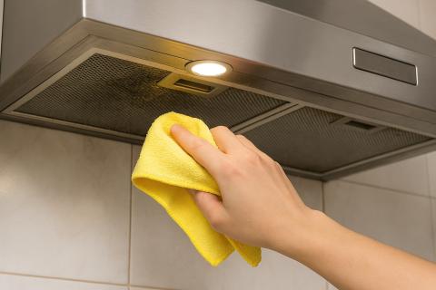 Уксус, сода и кислородный отбеливатель помогут быстро отмыть вытяжку