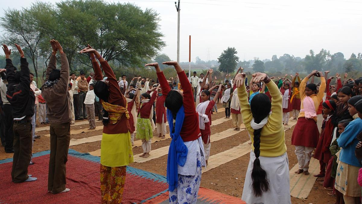 Поза йоги "Приветствие Солнцу"