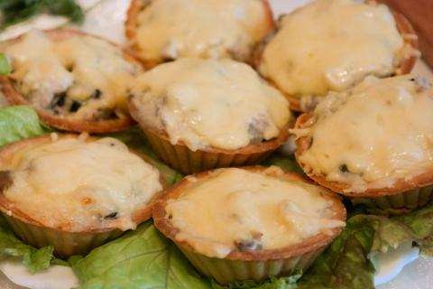 Жульен с добавлением картофеля и курицы сохраняет сочность при запекании в духовке