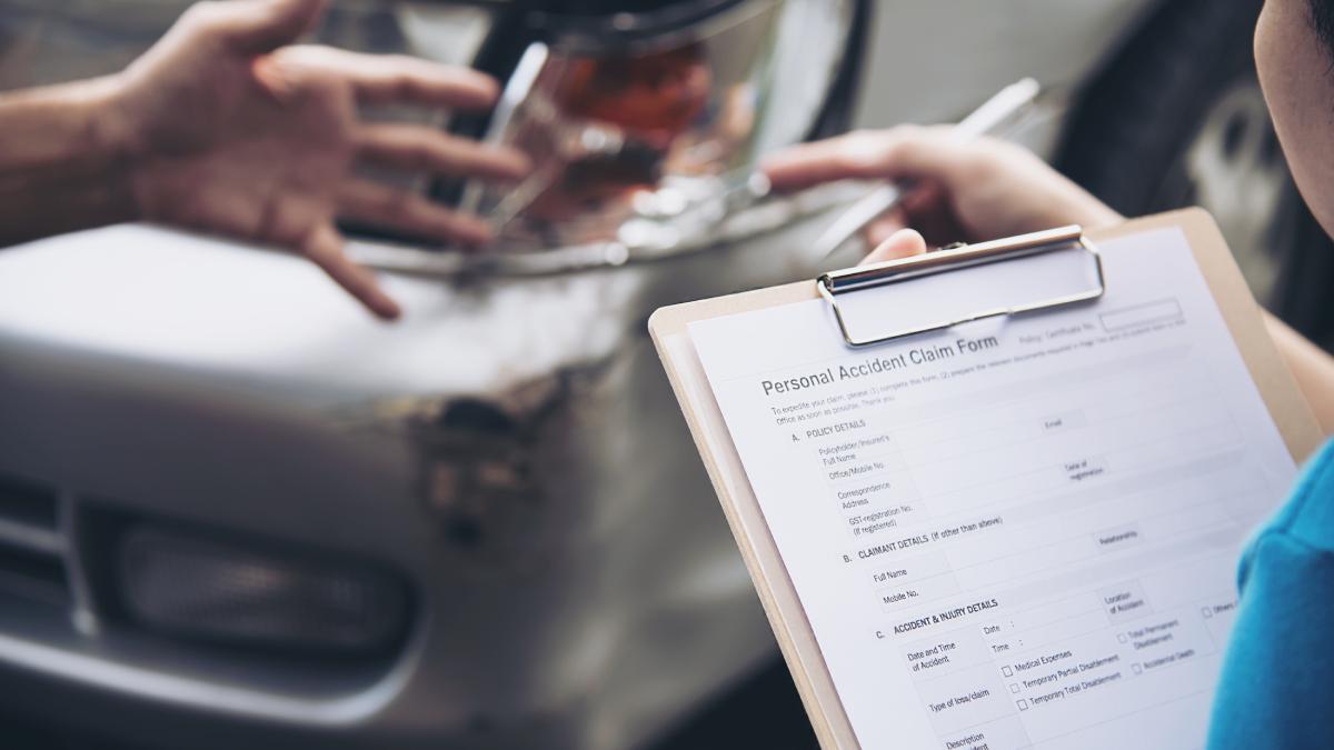 Страховой агент в процессе рассмотрения претензии по ДТП