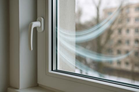 Ослабленный прижим створки становится причиной сквозняка — строители