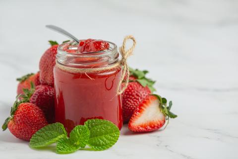 Клубничный джем с пектином сохраняет яркий цвет и аромат