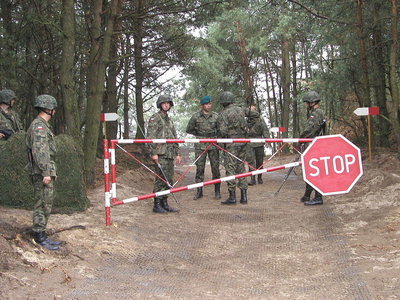 Белорусские пограничники на границе с Польшей обнаружили пятерых избитых беженцев