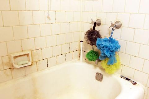 Уксус и соль помогут вернуть ванне белизну без повреждения эмали